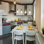 Magnificent In With Balcony 아파트