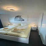 Magnificent In With Balcony 아파트