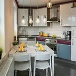 Magnificent In With Balcony 아파트